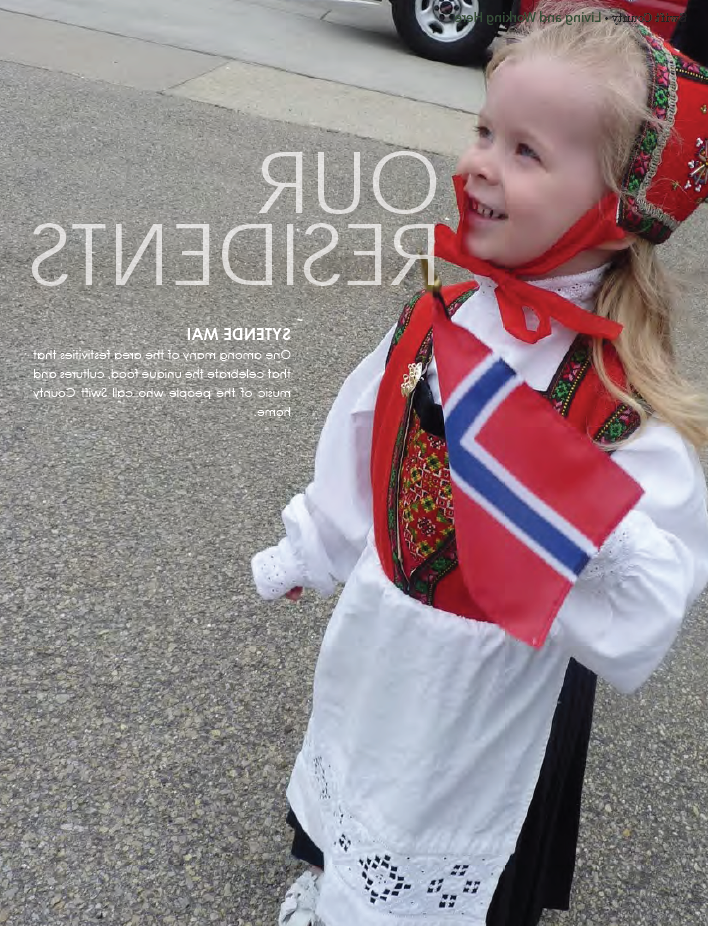 身着挪威服装的小女孩举着国旗